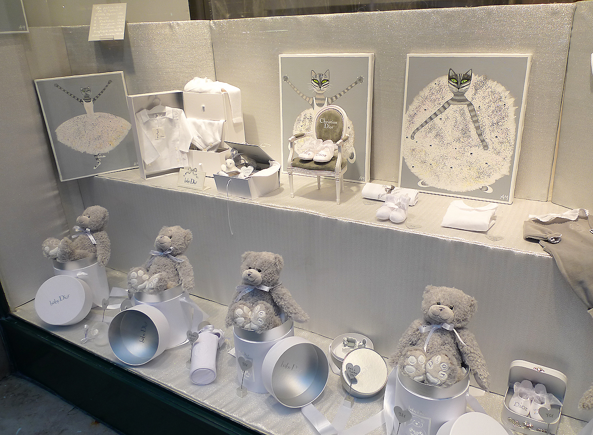 01_vitrine_gris_baby_dior