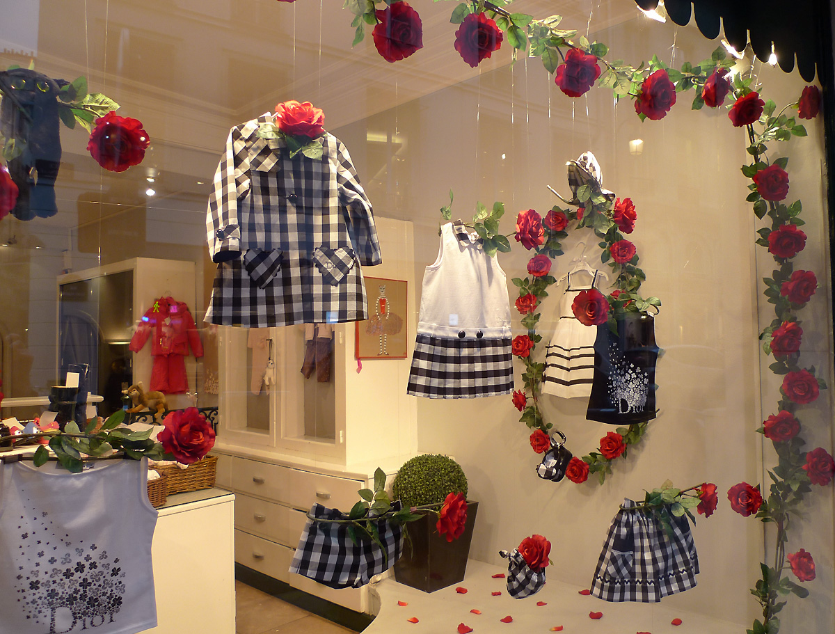 03_vitrine_vichy_noir_baby_dior