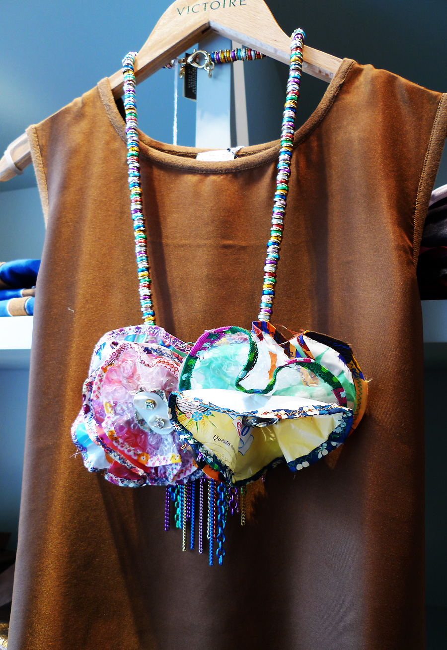 place-des-victoires-boutique-robe-collier