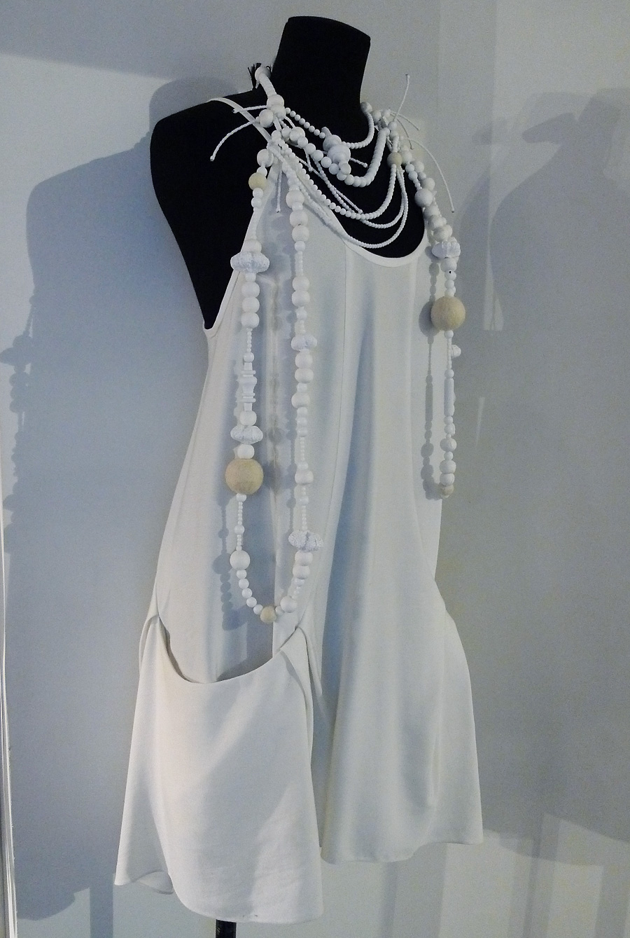 robe_blanche_collier